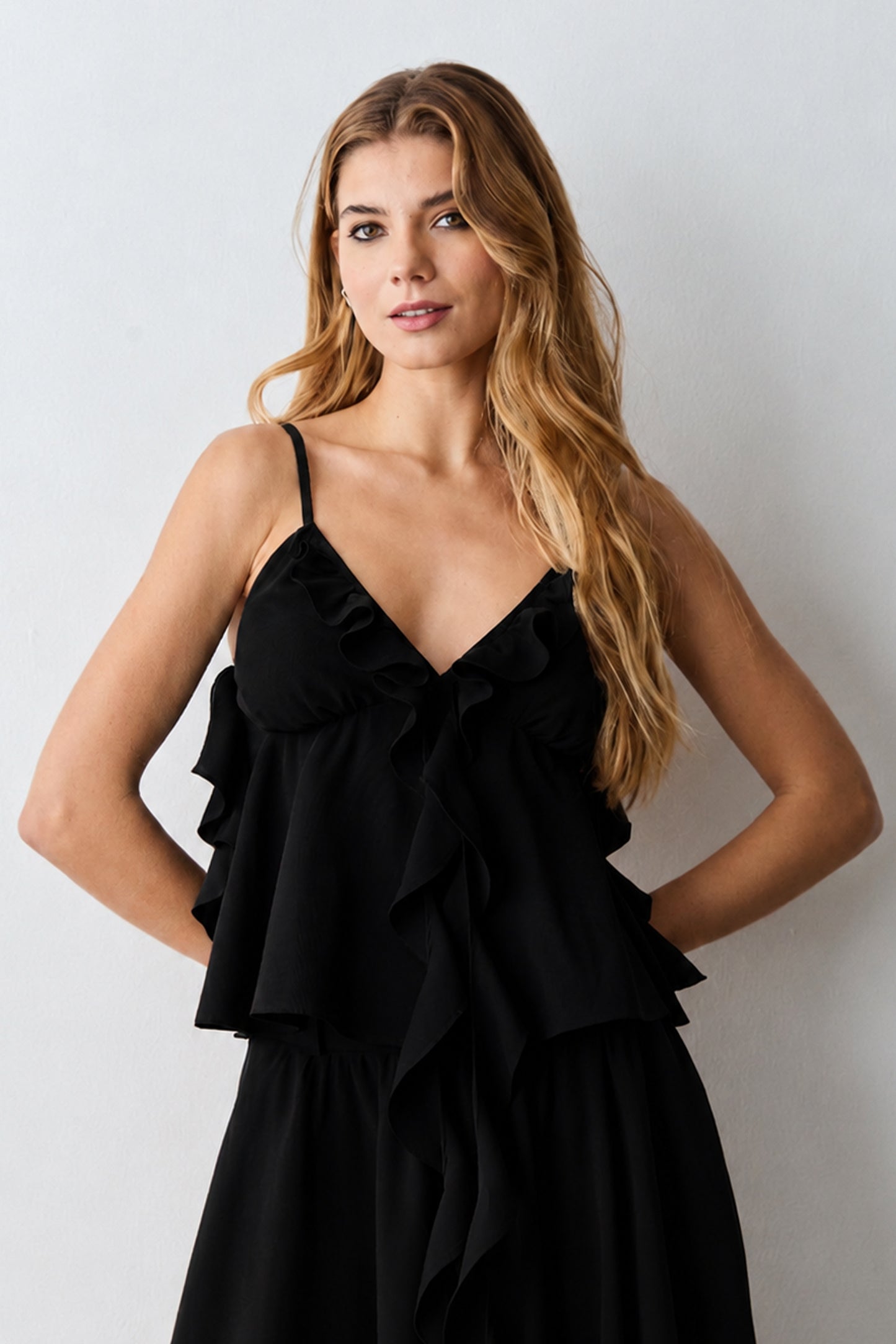 BLUSA REGATA COM BABADOS E DETALHE CENTRAL PRETO