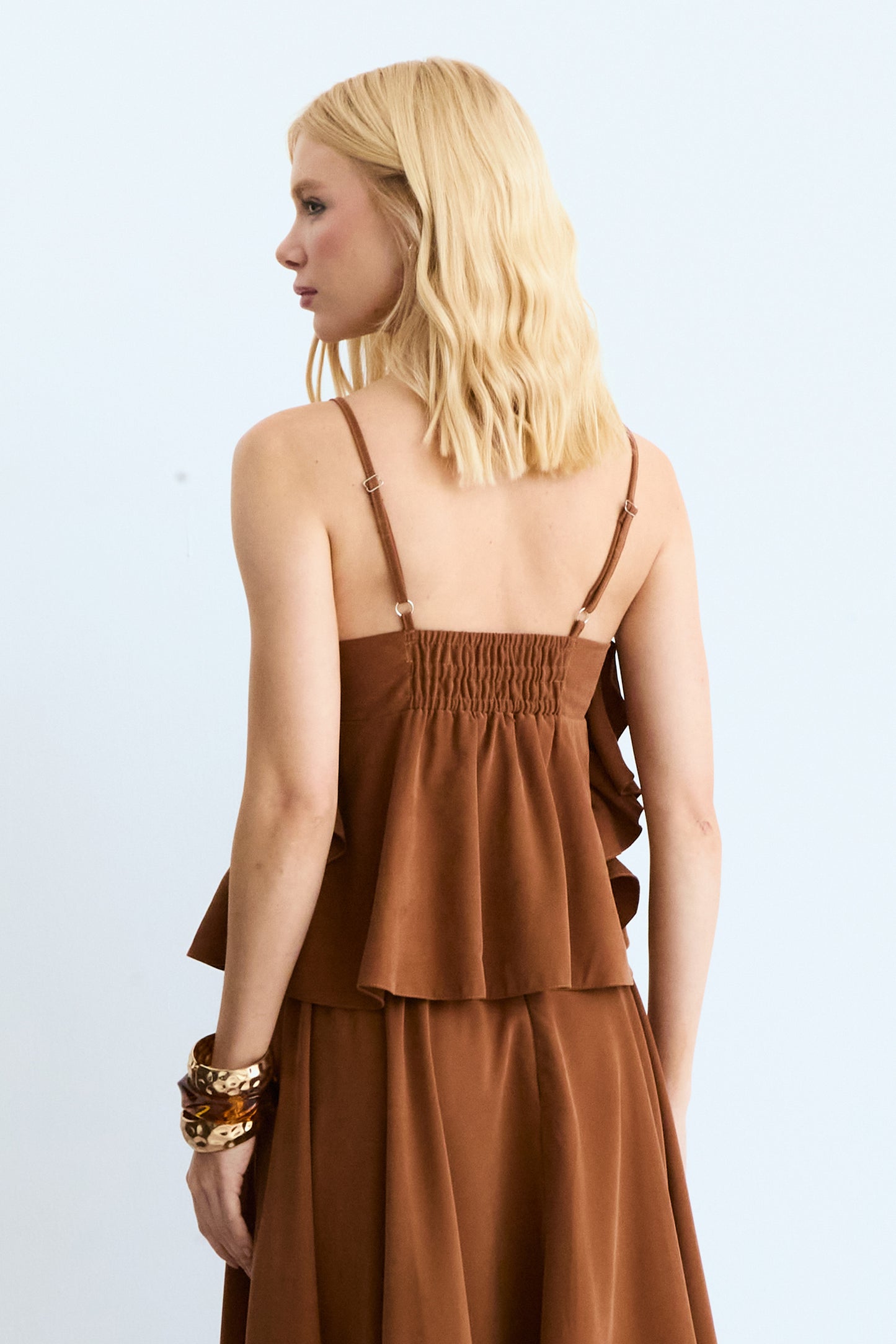 BLUSA REGATA COM BABADOS E DETALHE CENTRAL MARROM CANELA
