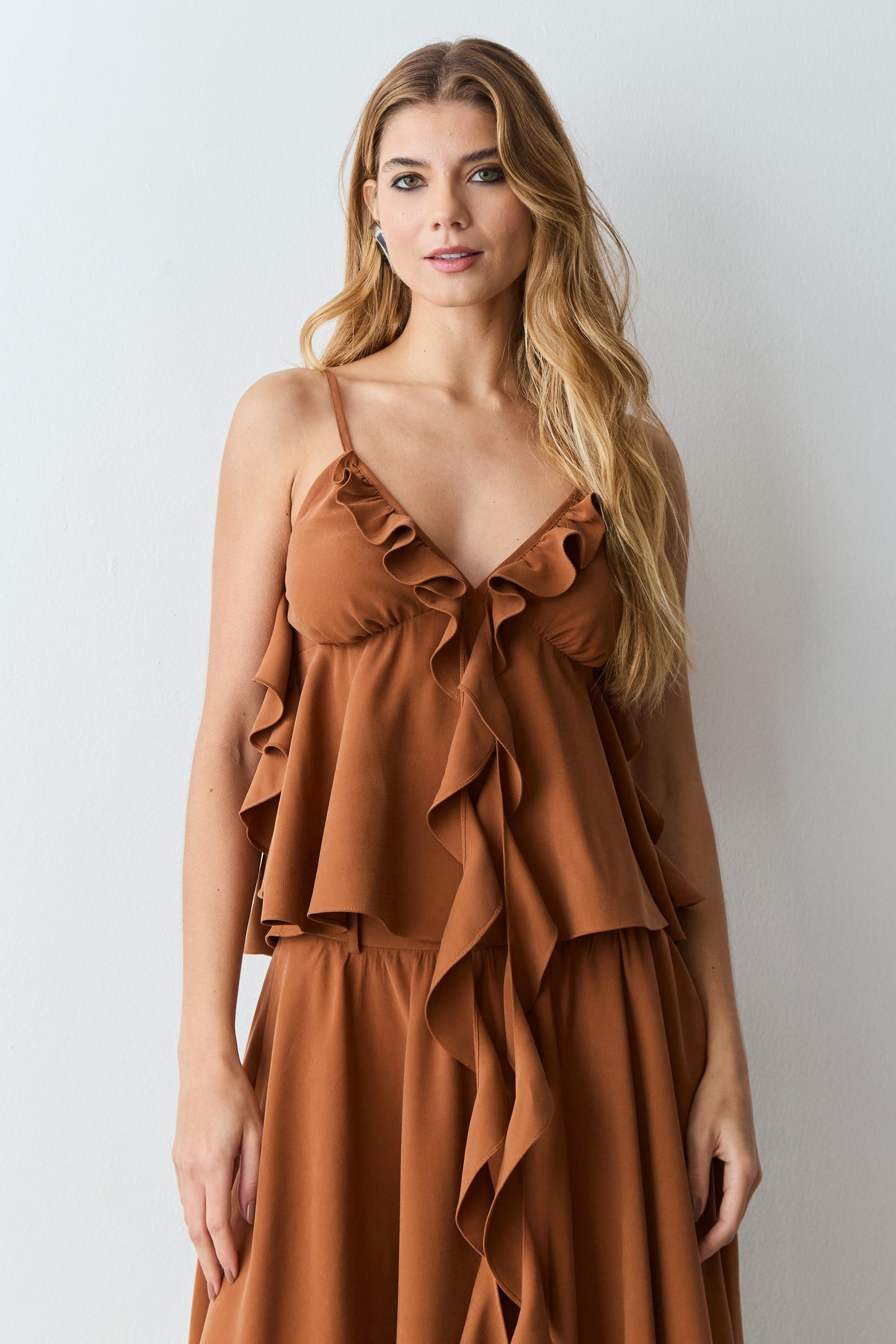 BLUSA REGATA COM BABADOS E DETALHE CENTRAL MARROM CANELA