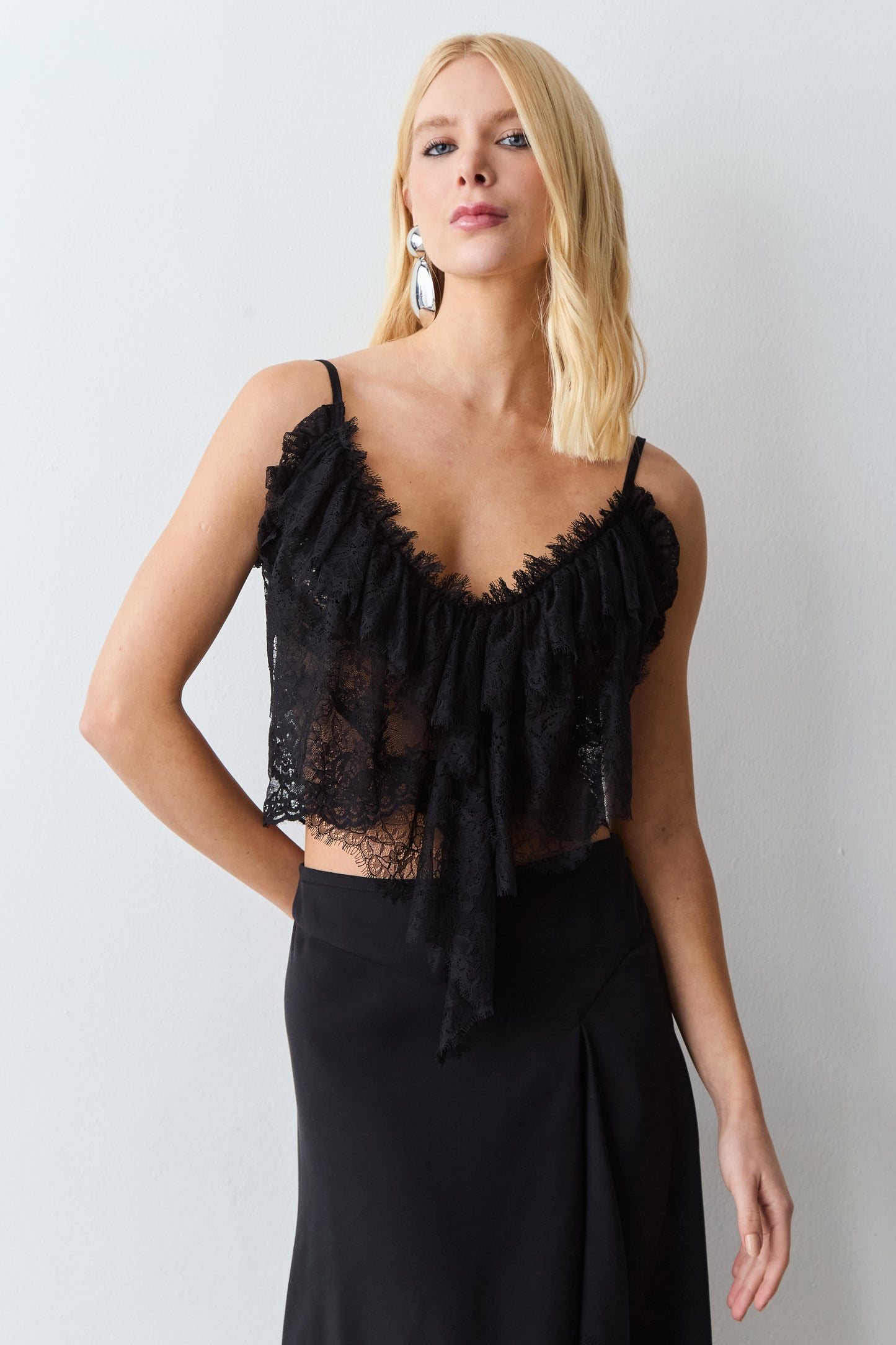 CROPPED DE ALCA FINA EM RENDA  COM DETALHE DECOTE PRETO
