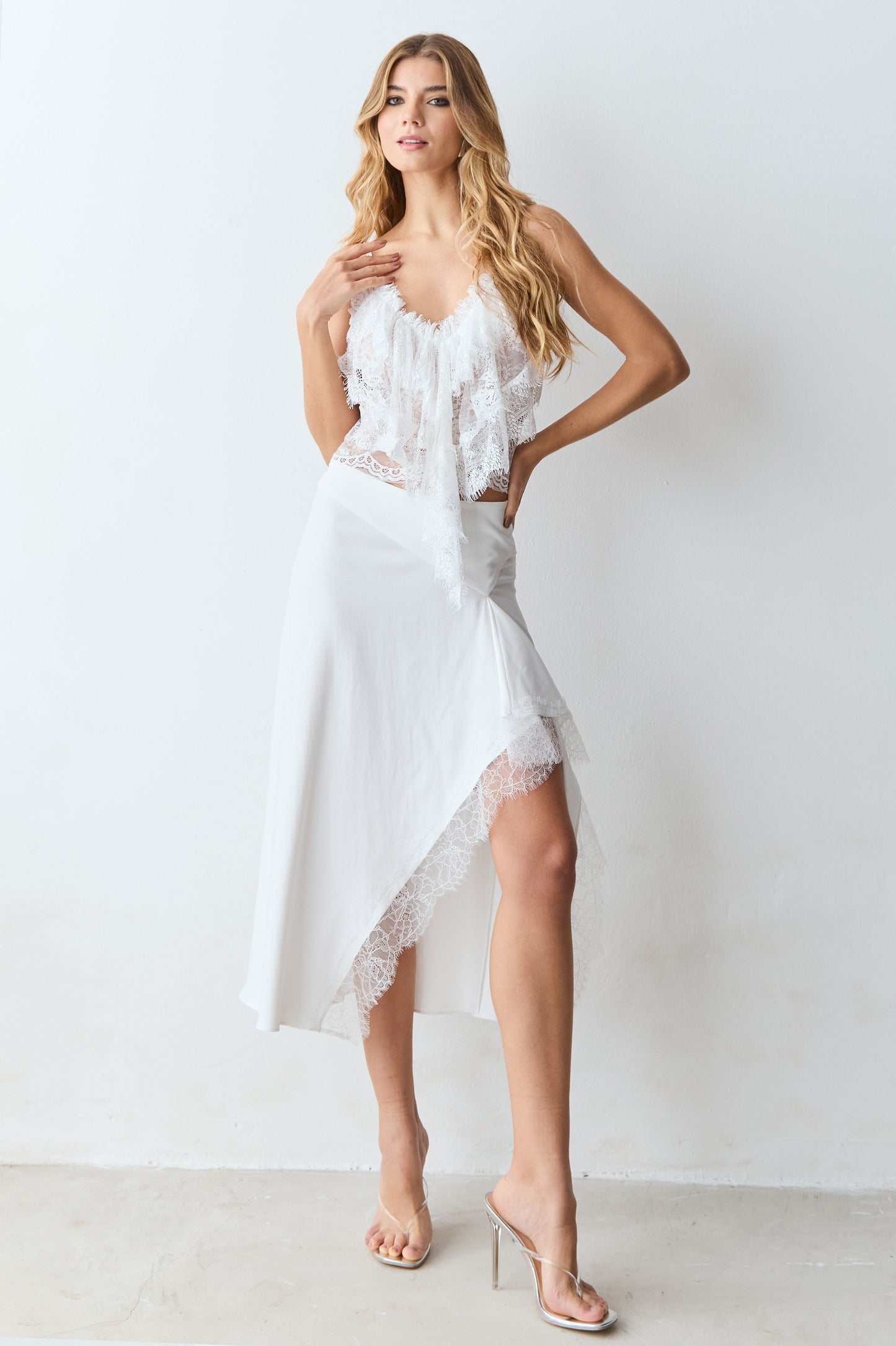 CROPPED DE ALCA FINA EM RENDA  COM DETALHE DECOTE OFF WHITE