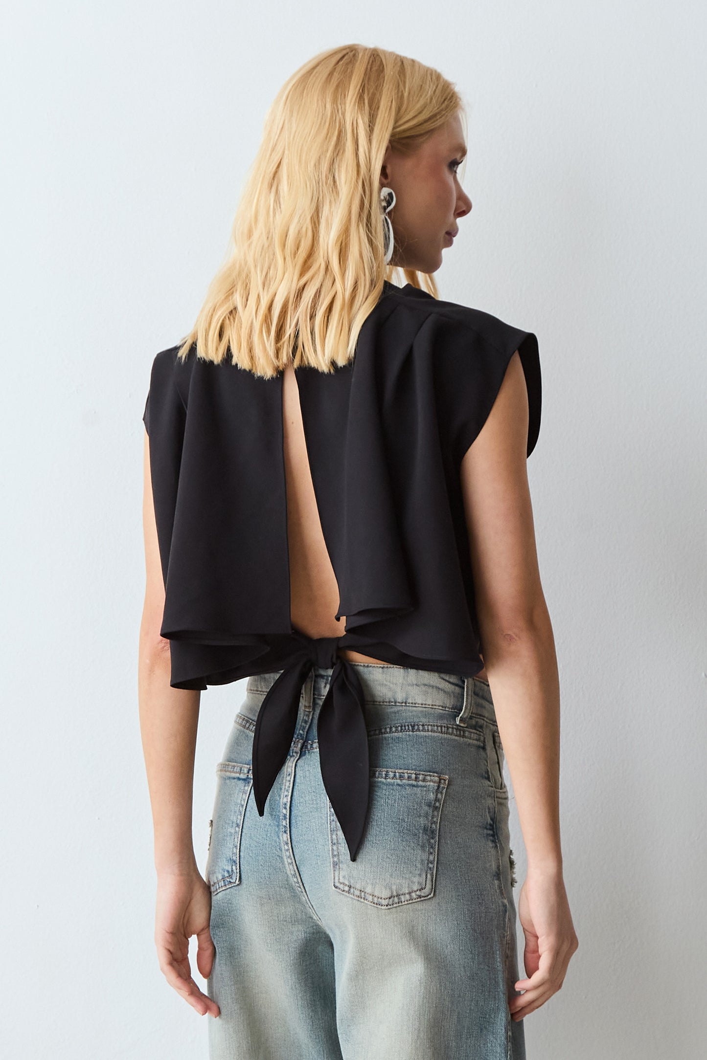 BLUSA MANGA CURTA RECORTE COM ABERTURA COSTAS E AMARRACAO PRETO
