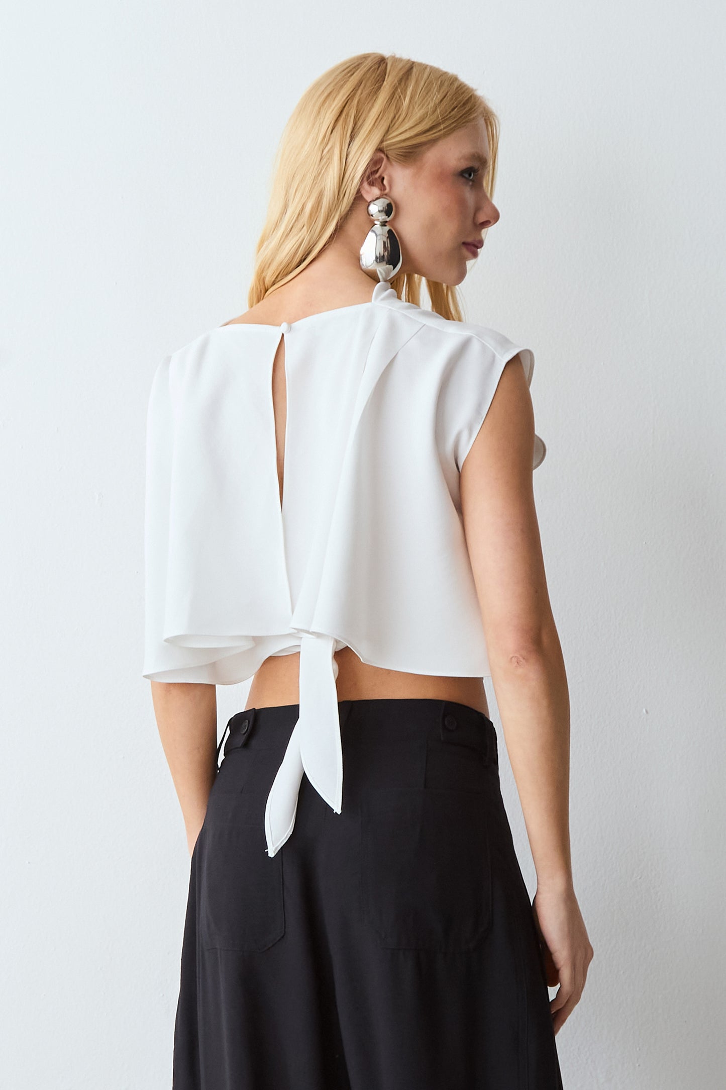 BLUSA MANGA CURTA RECORTE COM ABERTURA COSTAS E AMARRACAO OFF WHITE