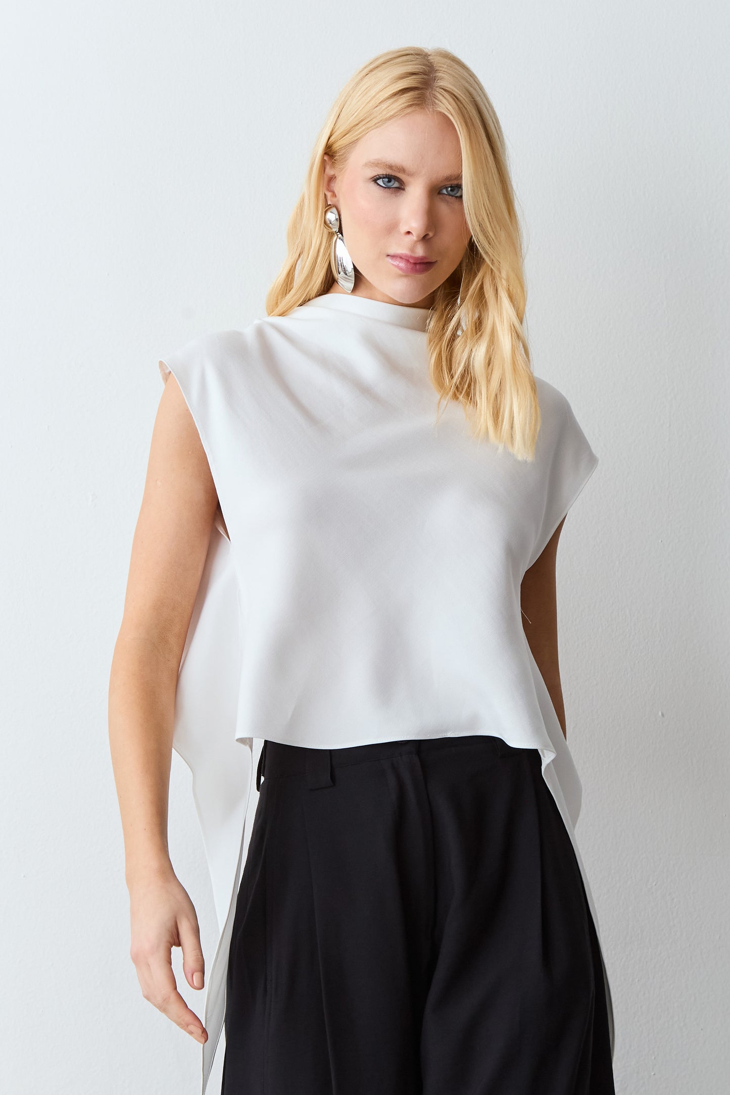 BLUSA MANGA CURTA RECORTE COM ABERTURA COSTAS E AMARRACAO OFF WHITE