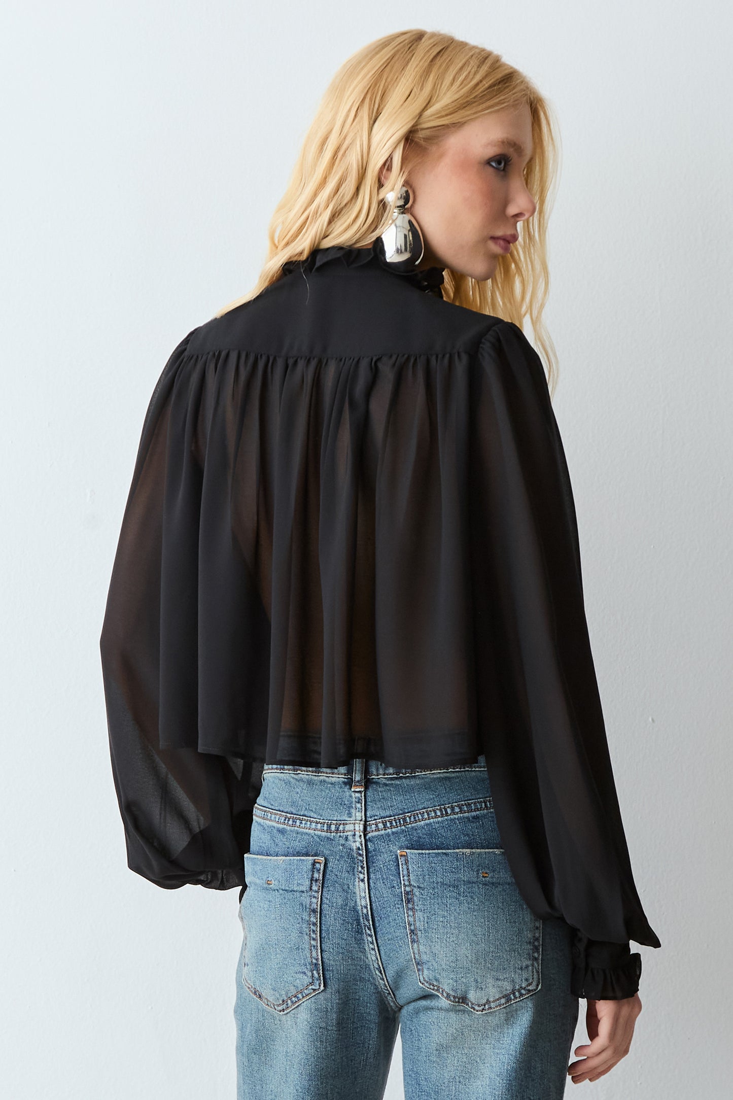 BLUSA MANGA LONGA FLUIDA FRANZIDOS GOLA E CORPO PRETO