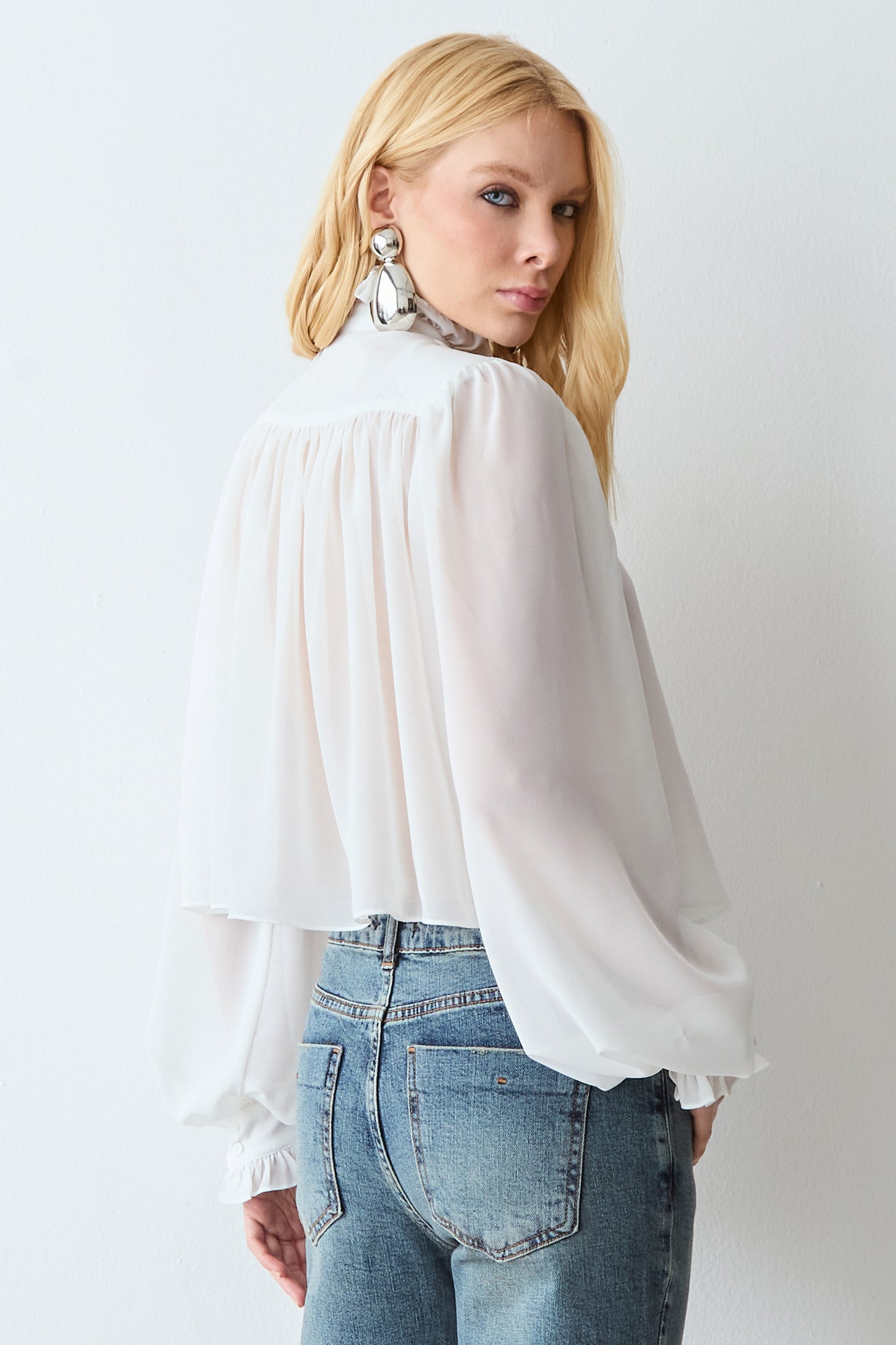 BLUSA MANGA LONGA FLUIDA FRANZIDOS GOLA E CORPO OFF WHITE