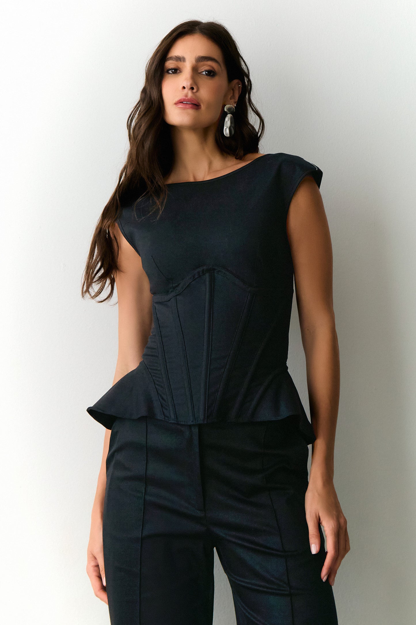BLUSA MANGA CURTA PEPLUM COM BARBATANAS CINTURA PRETO