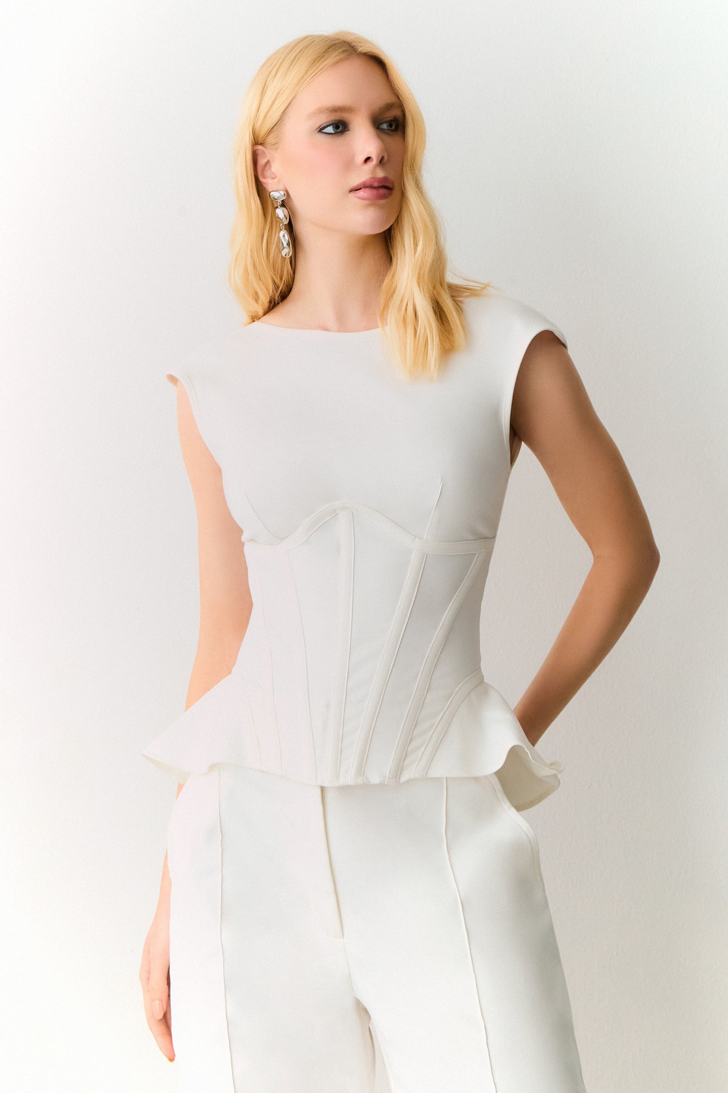 BLUSA MANGA CURTA PEPLUM COM BARBATANAS CINTURA OFF WHITE
