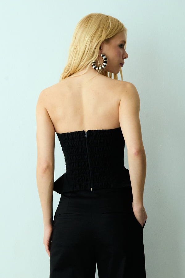 CROPPED TOMARA QUE CAIA RECORTES COM BARBATANAS LATERAL AMPLA PRETO