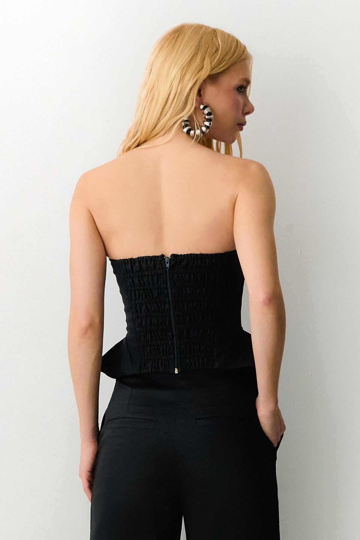CROPPED TOMARA QUE CAIA RECORTES COM BARBATANAS LATERAL AMPLA PRETO