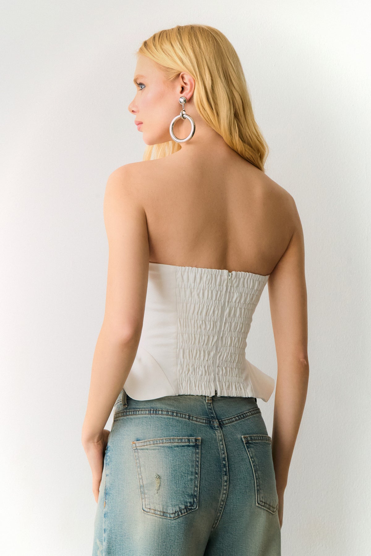 CROPPED TOMARA QUE CAIA RECORTES COM BARBATANAS LATERAL AMPLA OFF WHITE