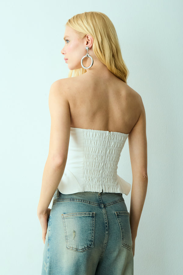 CROPPED TOMARA QUE CAIA RECORTES COM BARBATANAS LATERAL AMPLA OFF WHITE
