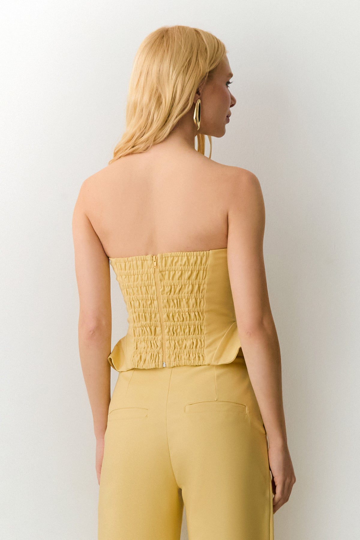 CROPPED TOMARA QUE CAIA RECORTES COM BARBATANAS LATERAL AMPLA AMARELO MANTEIGA