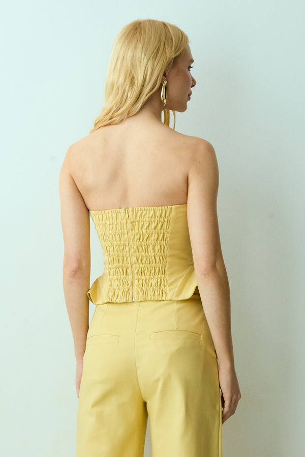 CROPPED TOMARA QUE CAIA RECORTES COM BARBATANAS LATERAL AMPLA AMARELO MANTEIGA