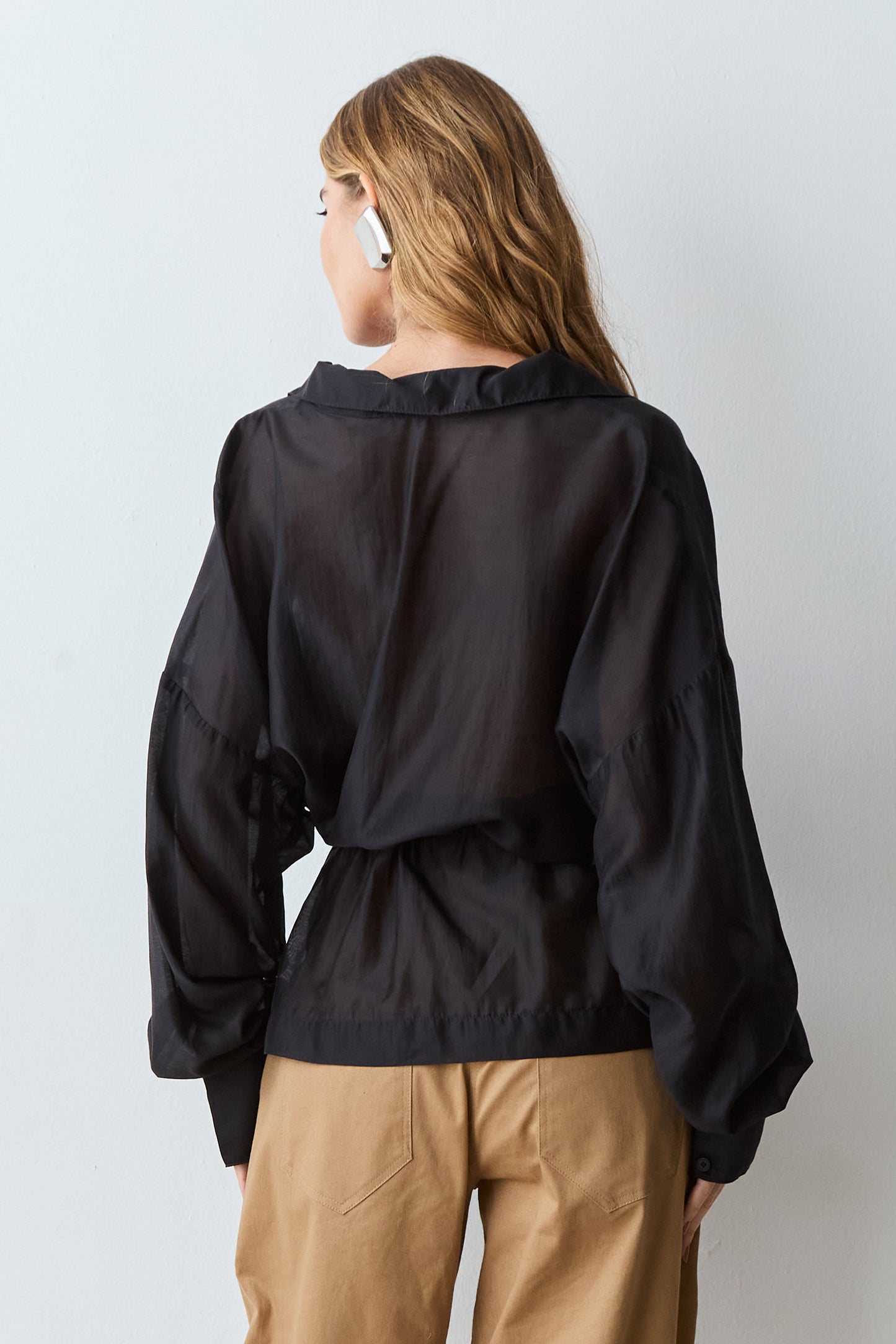 CAMISA MANGA COMPRIDA COM AMARRACAO CINTURA E TRANSPARENCIA PRETO