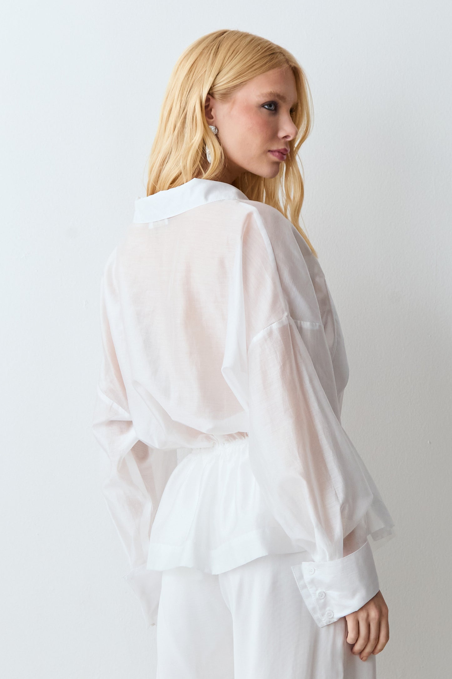 CAMISA MANGA COMPRIDA COM AMARRACAO CINTURA E TRANSPARENCIA OFF WHITE