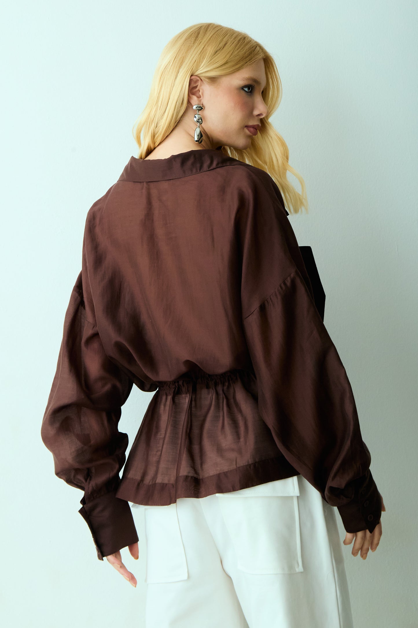CAMISA MANGA COMPRIDA COM AMARRACAO CINTURA E TRANSPARENCIA MARROM ESCURO