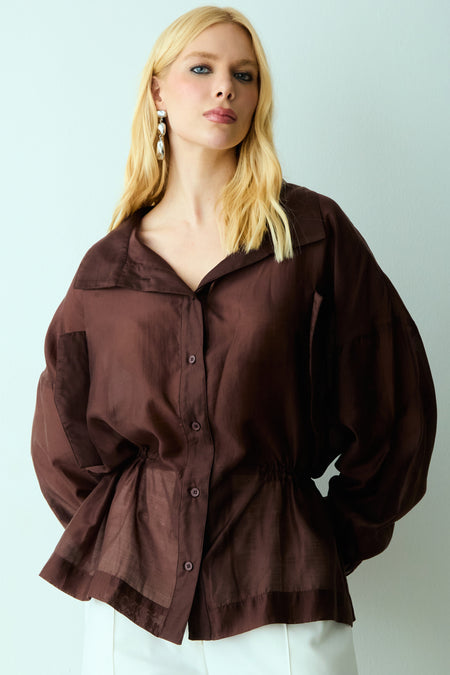 CAMISA MANGA COMPRIDA COM AMARRACAO CINTURA E TRANSPARENCIA MARROM ESCURO