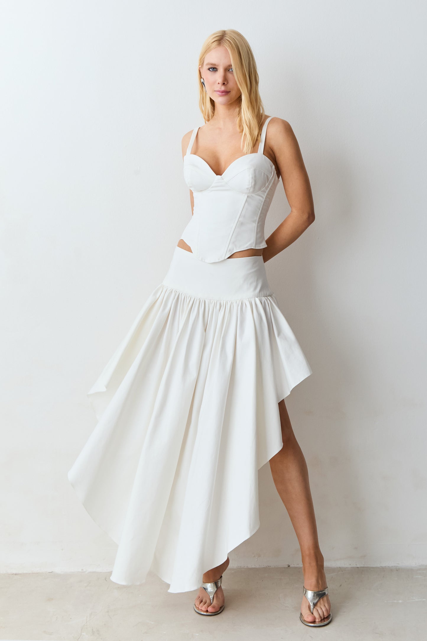 CROPPED DE ALCA RECORTE DECOTE E BARBATANAS OFF WHITE