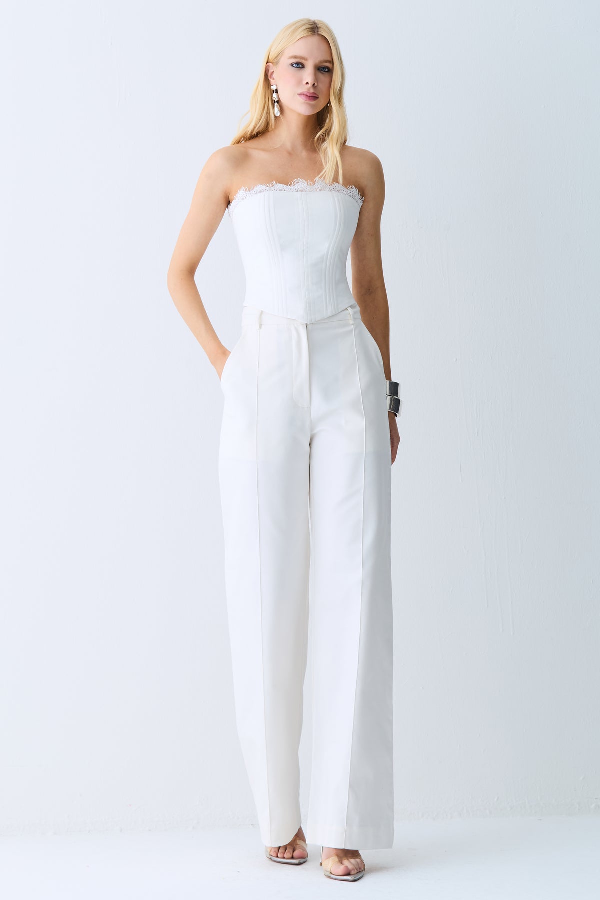 CROPPED TOMARA QUE CAIA BARBATANAS PESPONTADAS E DETALHE EM RENDA OFF WHITE