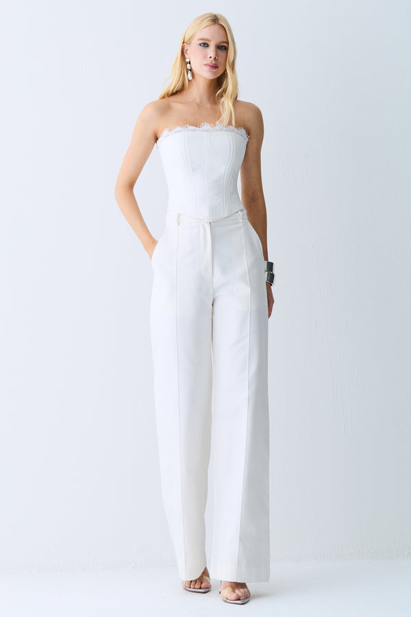 CROPPED TOMARA QUE CAIA BARBATANAS PESPONTADAS E DETALHE EM RENDA OFF WHITE