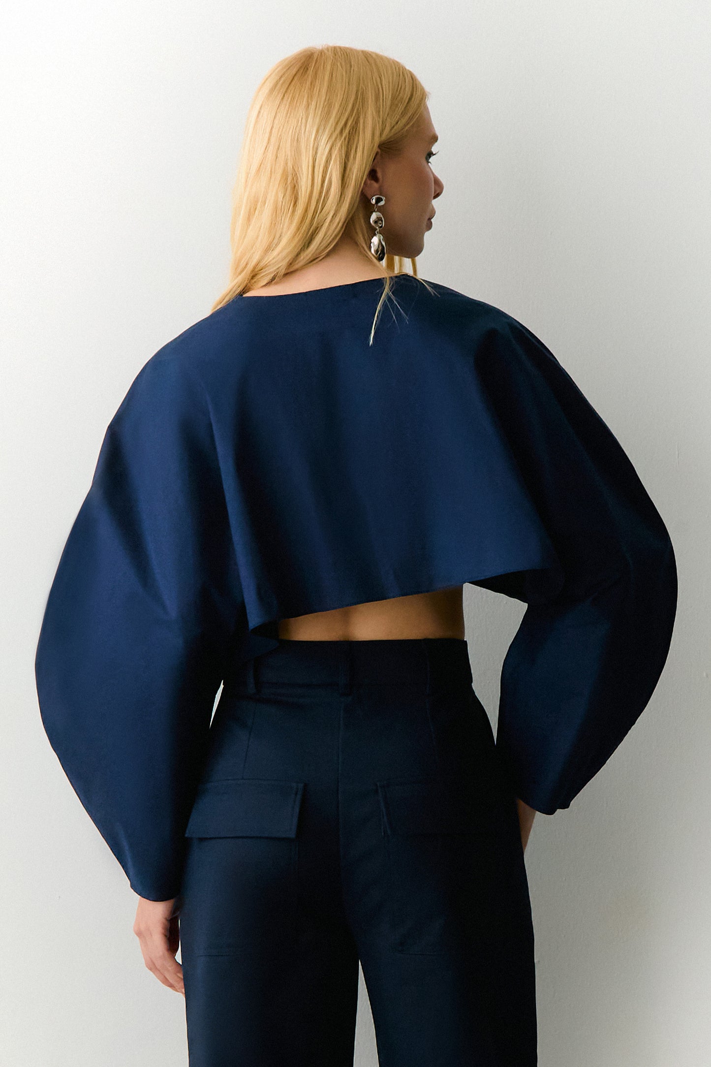 BLUSA MANGA LONGA AMPLAS COM AMARRACAO FRENTE AZUL MARINHO