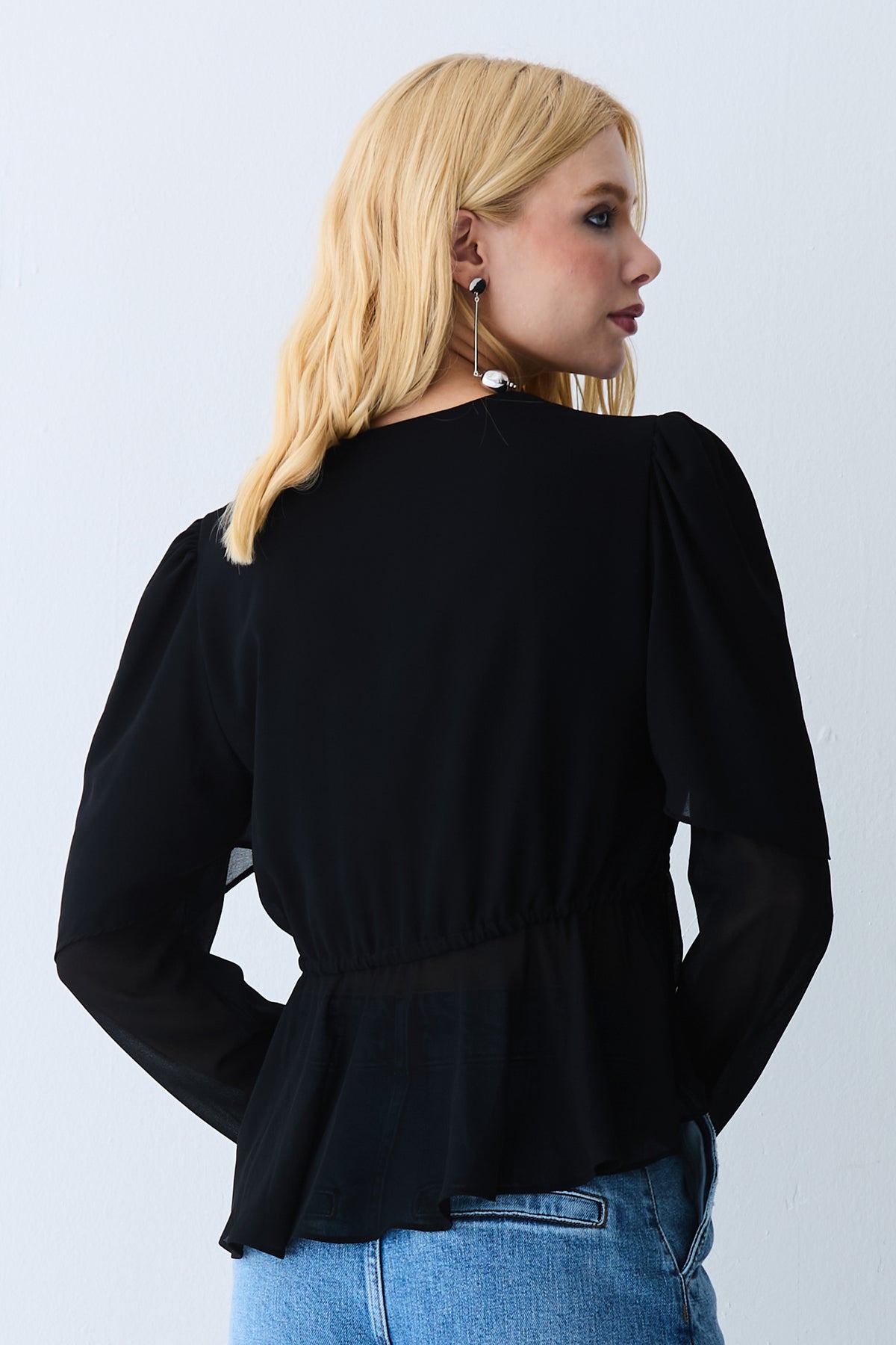 BLUSA MANGA LONGA FRANZIDOS REGULAVEIS E AMARRACAO PRETO