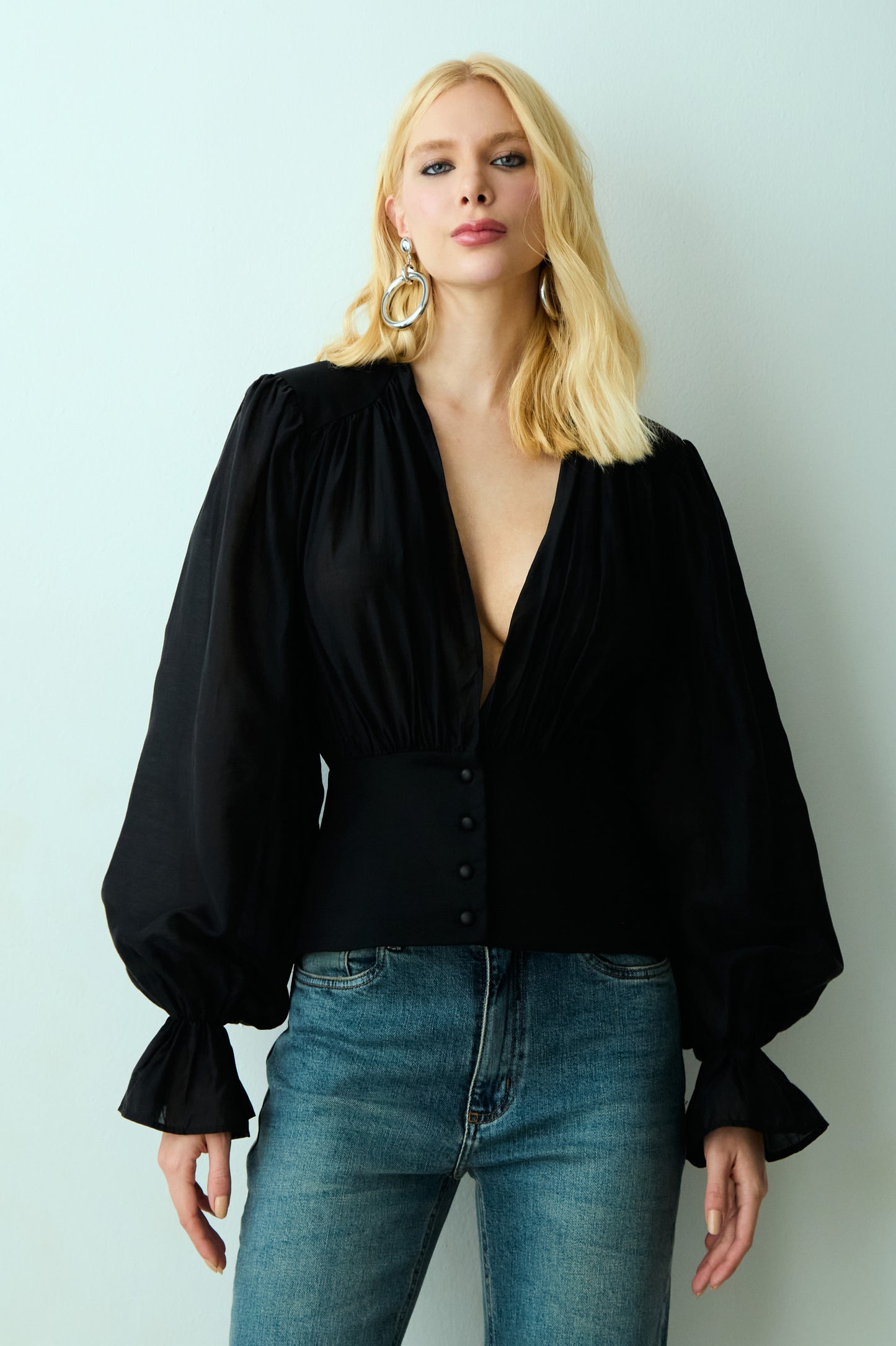 BLUSA MANGA LONGA COM PALA E BOTOES OFF WHITE PRETO