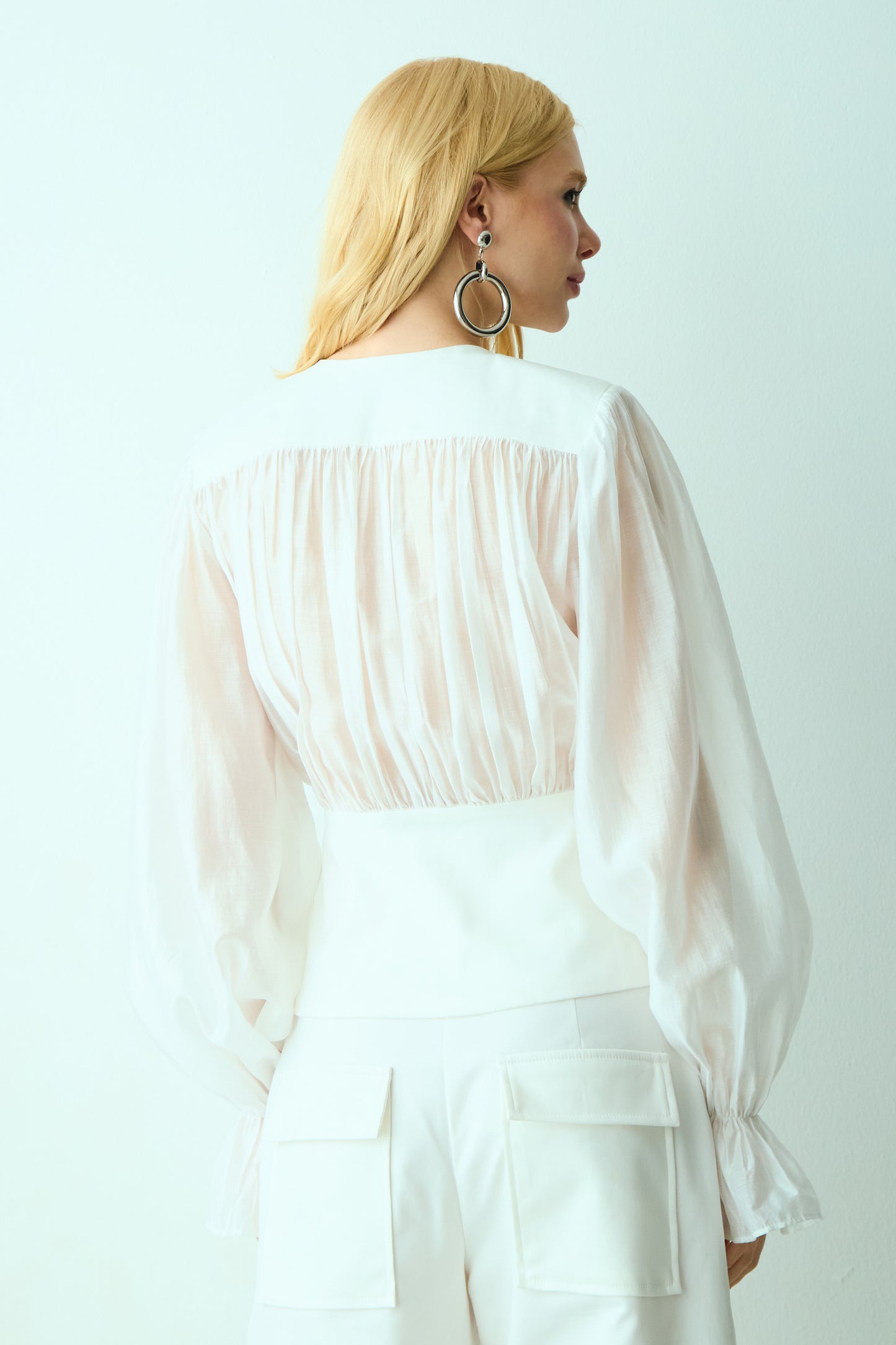 BLUSA MANGA LONGA COM PALA E BOTOES OFF WHITE