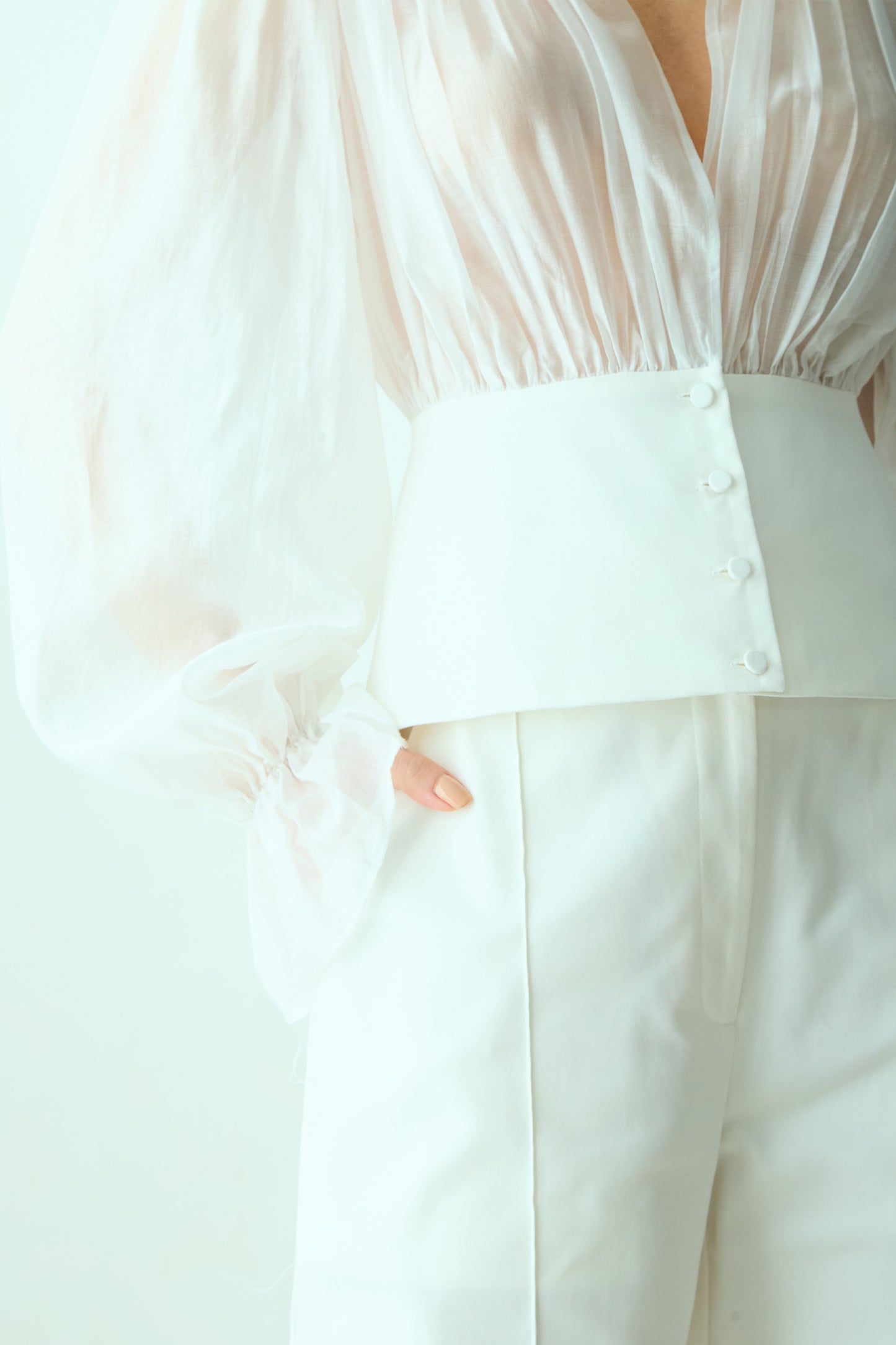 BLUSA MANGA LONGA COM PALA E BOTOES OFF WHITE