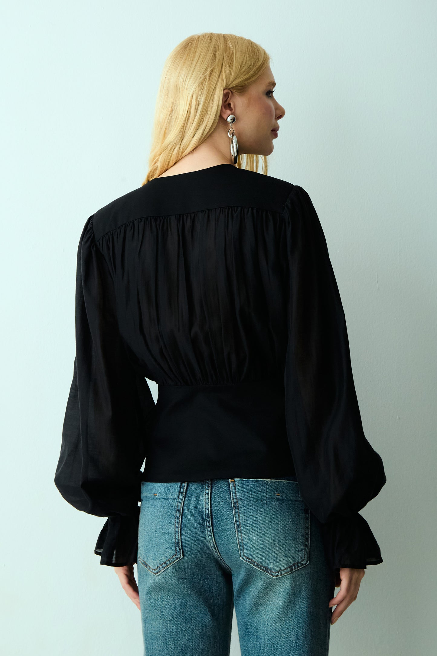 BLUSA MANGA LONGA COM PALA E BOTOES OFF WHITE PRETO