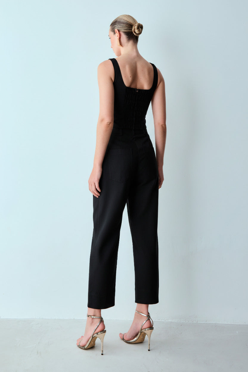 CALCA BAGGY ESTRUTURADA COM PREGAS FRONTAL PRETO