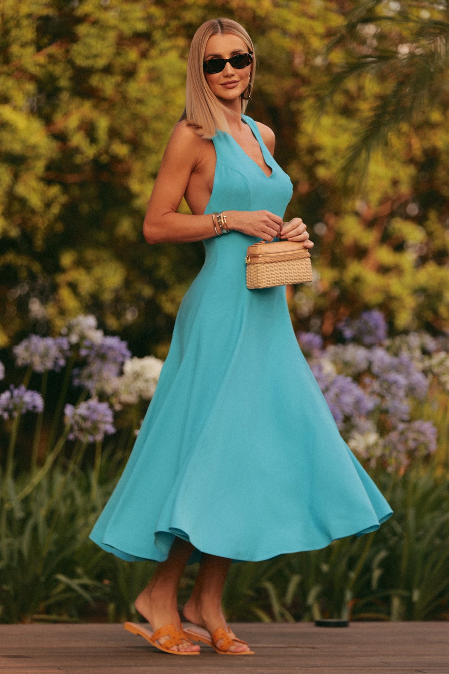 VESTIDO MIDI FRENTE UNICA COM BARRA AMPLA AZUL CRISTAL